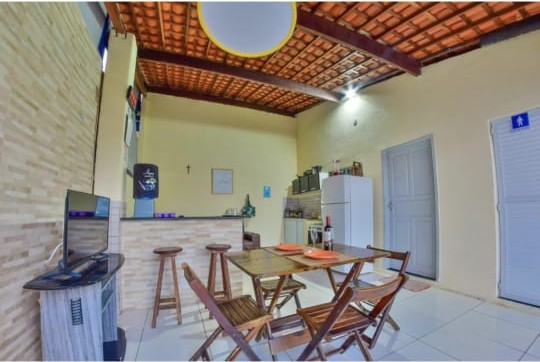 Varandão com mesa e área gourmet