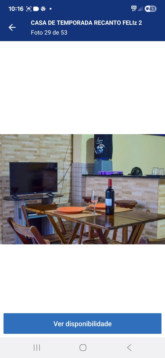 Área gourmet com mesa e TV