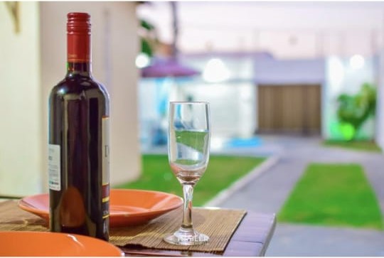 Mesa com vinho e taça